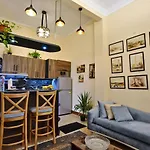 The Place 3 Charming Downtown Apartment